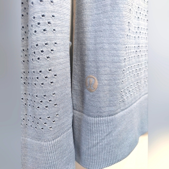 Lululmon Breeze Long Sleeve Top‎ Hydrangea Blue Size 6 Perforated Permformance - Picture 5 of 6